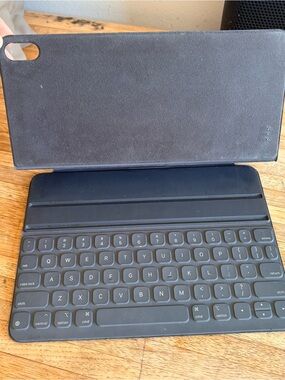 Apple Smart Keyboard Folio for iPad in Black